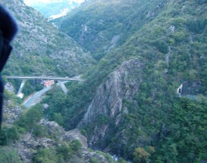 Coming out of the Berghe spiral tunnel, the Scarassoui Viaduct over Highway20 is 70 metres below. This bridge replaced the original one which was destroyed during World War II